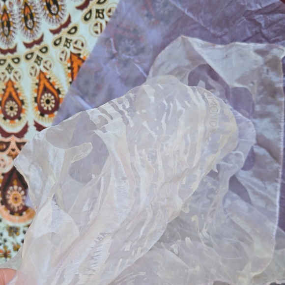 SILK Hawaii Embossed SCARF White/Lavender includes Clasp 26" x 26" Vintage - Picture 6 of 7